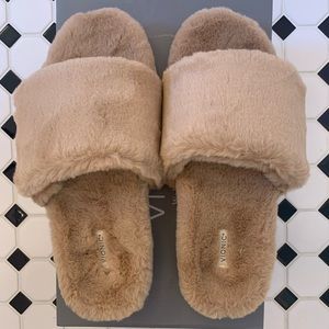 NWT Vionic Dream Slippers, size 9
